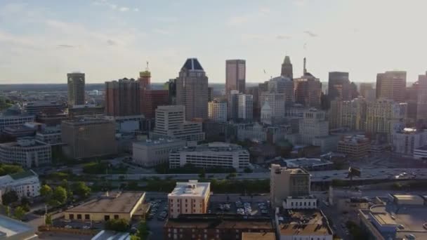 Baltimore Maryland Aerial V26 Panning View Downtown Cityscape Sunlight Freeway — Stock Video