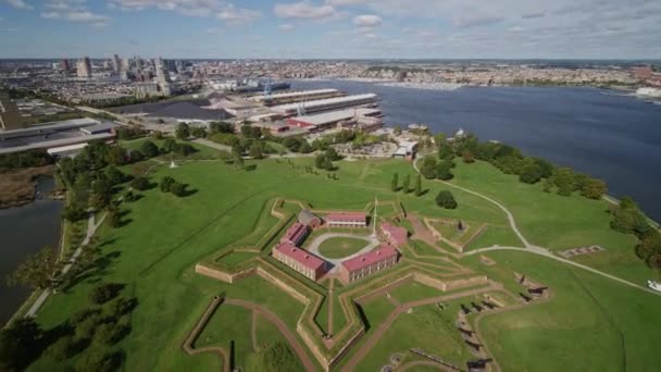 Baltimore Maryland Aerial Birdseye Vista Cerca Del Monumento Histórico Octubre — Vídeo de stock