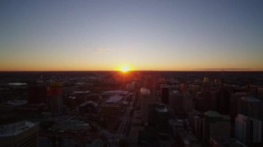 Baltimore Maryland Hava Yolları v41 Gün batımında şehir merkezi geriye doğru hareket ediyor, koyu mavi saat - Ekim 2017