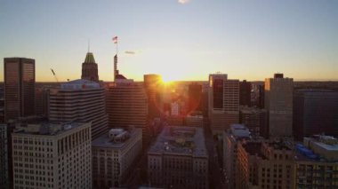 Baltimore Maryland Havayolları V37 Gün batımında şehir merkezinde uçuyor - Ekim 2017