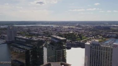 Baltimore Maryland Havacılık v20 Hızlı panoramik şehir manzarası Kültür Merkezi olan yüksek binaların görüş açısı - Ekim 2017