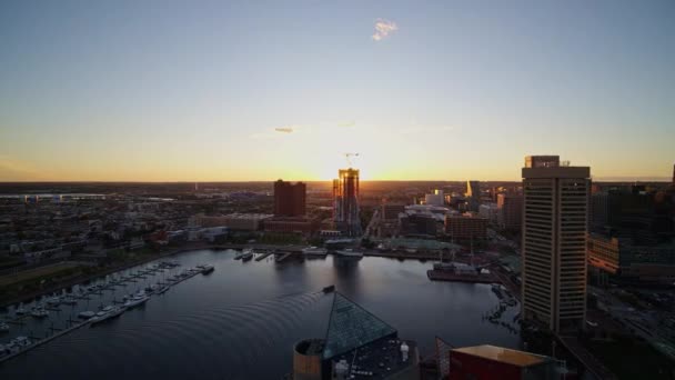 Baltimore Maryland Aerial V38 Sunset Kikötő Városkép Repül Víz Felett — Stock videók