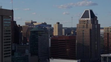 Baltimore Maryland Havalimanı v23 Şehir merkezinde yüksek binaların yanında uçuyor - Ekim 2017