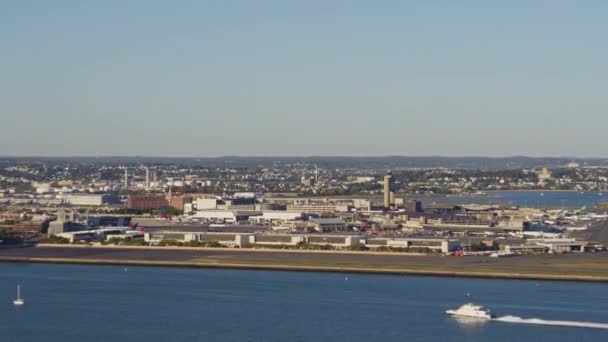 Boston Massachusetts Aerial V166 Vista Panoramica Lenta Delle Piste Aeroportuali — Video Stock