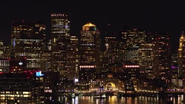 Boston Massachusetts Aerial V188 Low Panning Night View Town Skyline — стокове відео