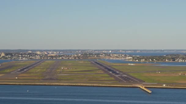 Boston Massachusetts Aerial V167 Повільна Деталізація Злітно Посадкових Смуг Аеропорту — стокове відео