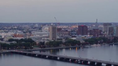 Boston Massachusetts Havacılık v228 Panoramik şehir manzarası MIT kampüsünden Back Bay 'e trafik - Ekim 2017