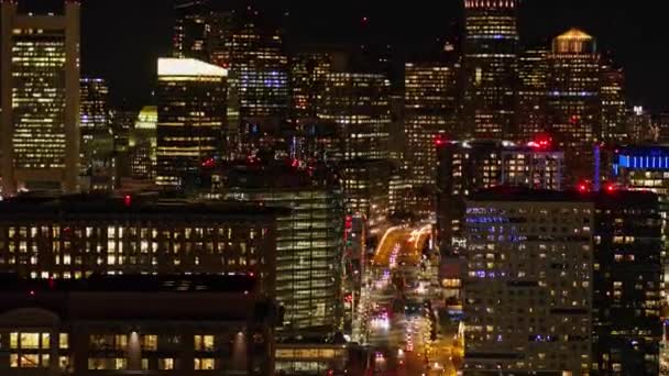 波士顿麻萨诸塞州航空V198广袤的城市景观鸟眼靠近海港大道的夜晚 2017年10月 — 图库视频影像