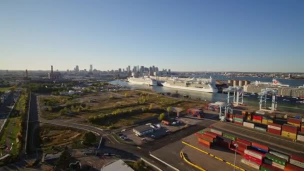 波士顿 麻萨诸塞州航空第169号航班 飞越工业区和码头飞往市中心城市景观 2017年10月 — 图库视频影像