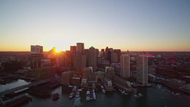 波士顿麻萨诸塞州航空179号班机在日落时分飞越市中心的天际线向查尔斯河飞去 2017年10月 — 图库视频影像