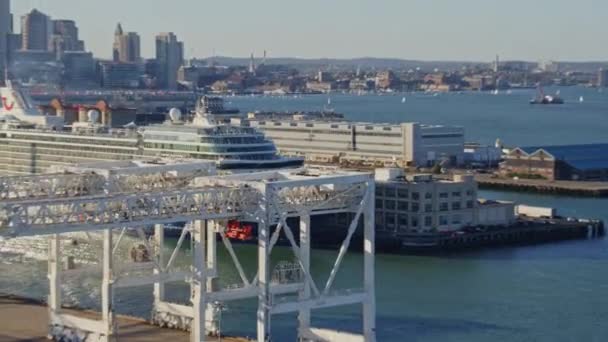 Boston Massachusetts Aerial V161 Low Panning Cityscape Výhledem Centrum Výletní — Stock video