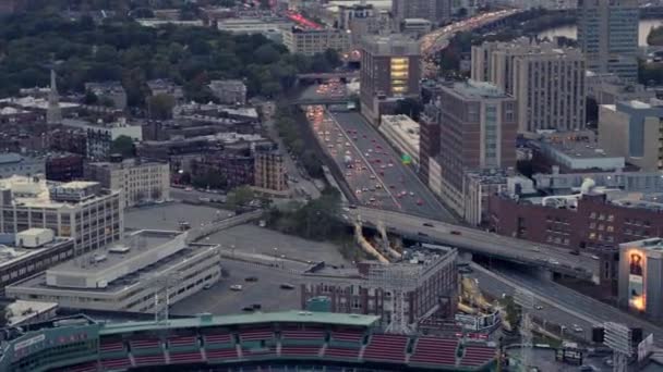 波士顿 麻萨诸塞州航空221号 伯德赛耶 从芬威公园上空向广阔的全景俯瞰坎布里奇港 2017年10月 — 图库视频影像