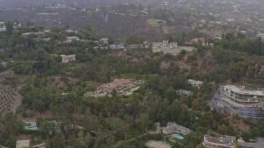 Los Angeles Havacılık v271 Tepe kenarındaki malikanelerin yavaş görüntüsü - Ekim 2019