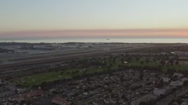 Los Angeles Havacılık v260 Panning iç kısımlarında gün batımından taksici uçaklara - Ekim 2019