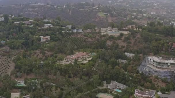 Los Angeles Aerial V271 Slow Panning View Hillside Mansions October — Stock Video