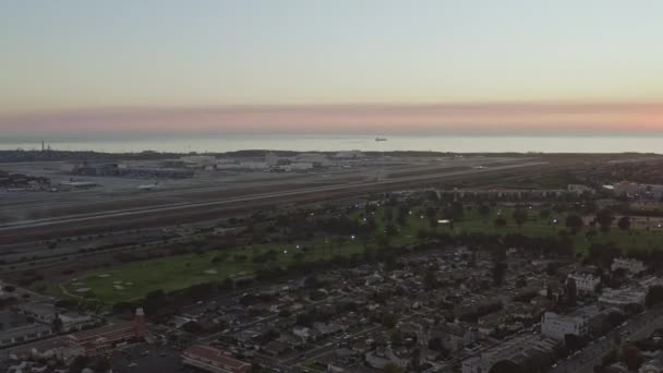 Los Angeles Aerial V260 Panning Inland Con Tramonto Panoramico Agli — Video Stock