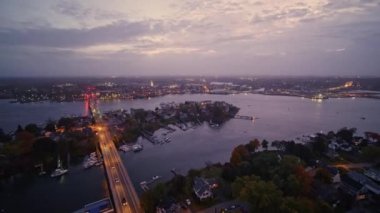 Kittery Maine Aerial v83 Badgers Adası 'nın ayrıntılı alacakaranlık manzaralı panoramik seferi, Donanma Tersanesi ile anıt Köprüsü - Ekim 2017