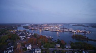 Kittery Maine Aerial v80 Kittery Donanma Tersanesi Endüstrisi üzerinde yavaşça dönüyor - Ekim 2017