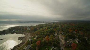 York Maine Aerial v70 deniz kıyısı su manzarasına doğru yavaşça dönüyor - Ekim 2017
