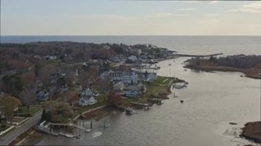Maine Aerial v85, kıyı kasabası şehri olan okyanusa doğru akan nehir yolunu takip ediyor.