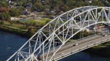 Cape Cod Massachusetts Havacılık v10 Sagamore Köprüsü 'nün güneye doğru hareket ettiğini gösteriyor - Ekim 2017