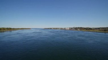 Cape Cod Massachusetts Havacılık v3 Cape Cod kanalı üzerinden Bay 'e doğru uçuyor, Sandwich Marina' ya yaklaşıyor - Ekim 2017