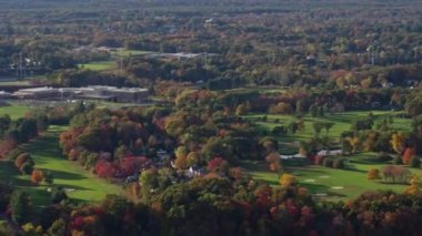Springfield Massachusetts Havacılık v5 Panoramik manzara golf sahası yeşillikleri ve çevresindeki yerleşim yerleri - Ekim 2017