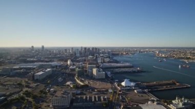 Boston Massachusetts Havacılık v173 Tam şehir manzarası şehir merkezinden güneydoğuya Castle Adası 'na doğru hareket ediyor.