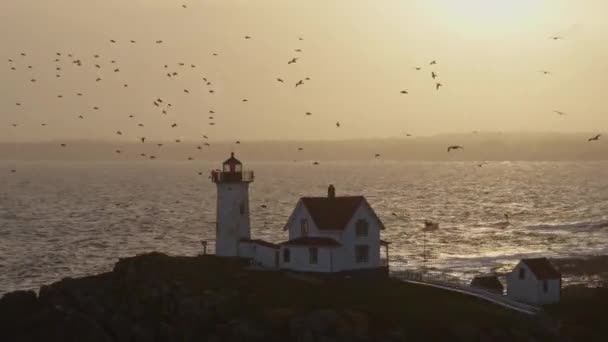 York Maine Aerial V74 Winderige Panoramische Opname Van Nubble Lighthouse — Stockvideo
