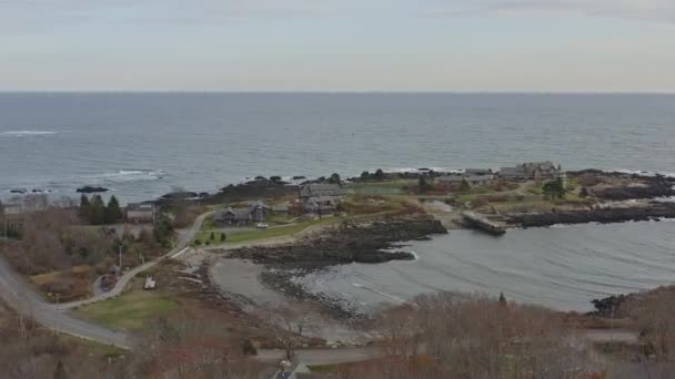 Maine Aerial V89 Vedere Lentă Liniei Coastă Comunitatea Frontală Oceanului — Videoclip de stoc