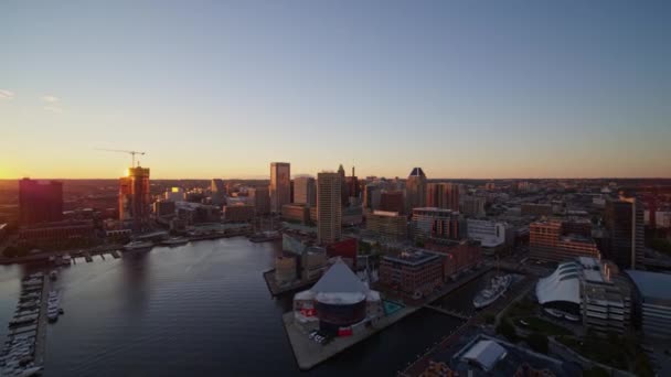 Baltimore Maryland Aerial V39 Terbang Menuju Pusat Kota Atas Pelabuhan — Stok Video