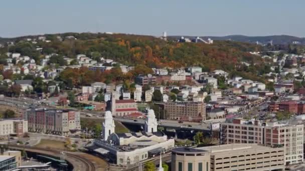 Worcester Massachusetts Aerial V11 Panoramic View Freeway Traffic Downtown Perspective — Stock Video