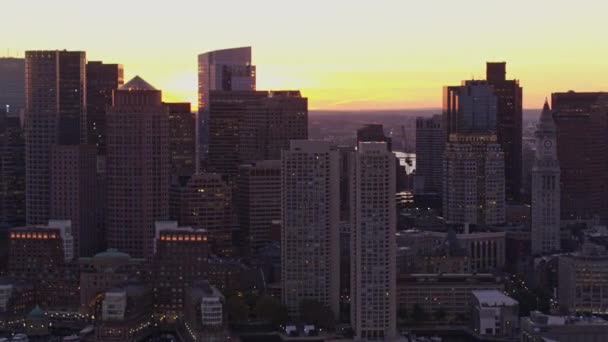 Boston Massachusetts Aerial V186 Panning Com Horizonte Paisagem Urbana Escura — Vídeo de Stock