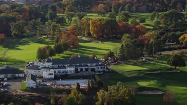 麻萨诸塞州斯普林菲尔德Aerial Panning Birdseye Country Club House Sunlight October 2017 — 图库视频影像