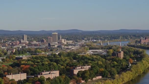 スプリングフィールドマサチューセッツ航空V1水の景色を望む明るい木の景色からのスプリングフィールドの街並みのパノラマビュー 10月2017 — ストック動画