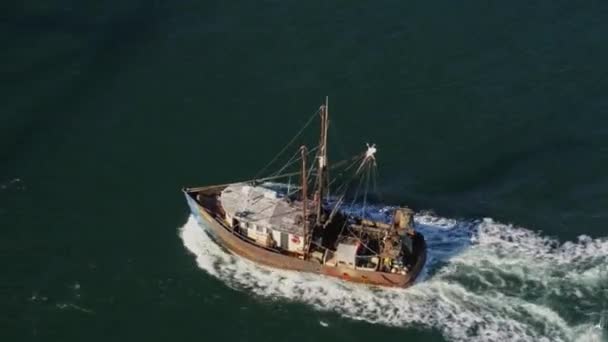 Cape Cod Massachusetts Aerial V12 Detaliu Panning Birdseye Barcă Pescuit — Videoclip de stoc