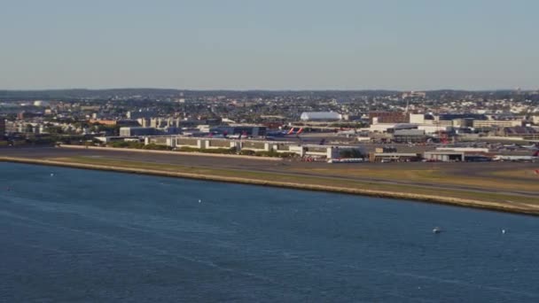 Boston Massachusetts Aerial V164 Wide Panning Cityscape Airports Overtown Channel — 비디오