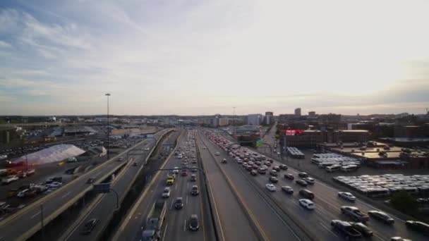 Boston Massachusetts Aerial V208 Följer Motorvägstrafiken Södra Boston Låg Utsiktspunkt — Stockvideo