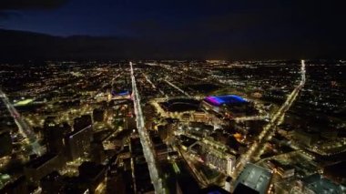 Detroit Michigan Havayolları v144 Kısa panoramik şehir merkezi alacakaranlıkta - Ekim 2017