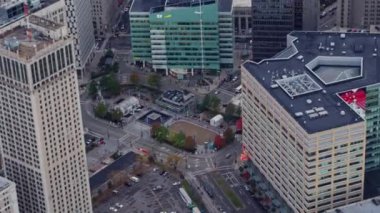 Detroit Michigan Havacılık v130 Panning kuş bakışı şehir merkezi parkı ve çevre trafiği - Ekim 2017