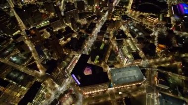 Detroit Michigan Havacılık v143 Şehir Merkezi dikey görüntüsü alacakaranlıkta geniş panoramik şehir manzarası - Ekim 2017