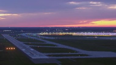 Detroit Michigan Havayolları v171 Panning Günbatımı Havalimanı İniş ve kalkış görüntüsü - Ekim 2017