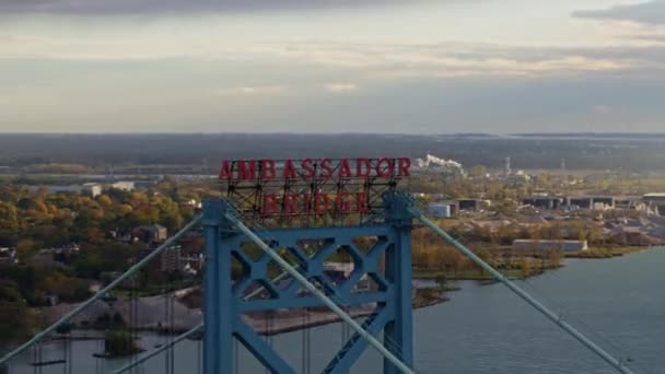 Detroit Michigan Aerial V125 Panning Ambassador Bridge Signage Details Cityscape — Αρχείο Βίντεο