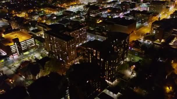 Ann Arbor Michigan Aerial V19 Traveling Birdseye Downtown Cityscape Éjjel — Stock videók