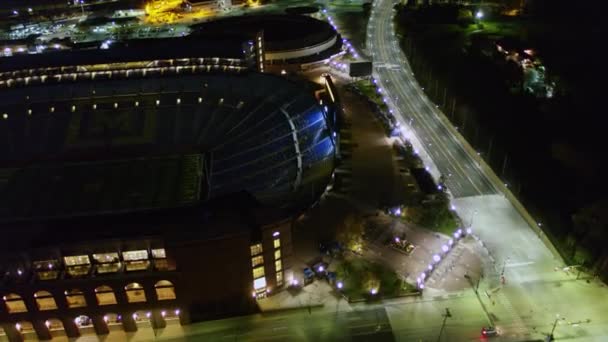 阿伯密执安州航空15号夜间低空飞行从杰克 罗斯体育场俱乐部上空俯瞰城市景观 2017年10月 — 图库视频影像