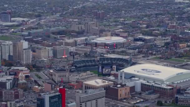 Detroit Michigan Aerial V131 Panning Birdseye Wide Views Downtown Cityscape — Wideo stockowe