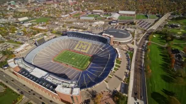 Ann Arbor Michigan Aerial V39 Detalhe Estádio Vista Giratória Lenta — Vídeo de Stock