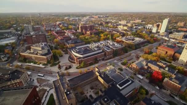 Ann Arbor Michigan Aerial V26 Panning Birdseye Campus Centro Cidade — Vídeo de Stock