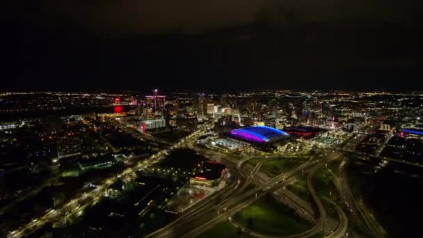 Detroit Michigan Aerial V152 Kort Och Långsam Nattetid Motorväg Stadsbild — Stockvideo