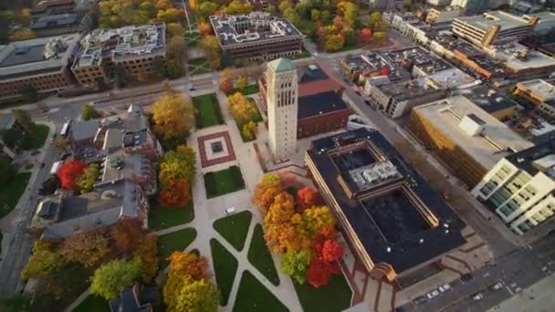Ann Arbor Michigan Aerial V27 Panning Birdseye Girando Torno Torre — Vídeo de Stock